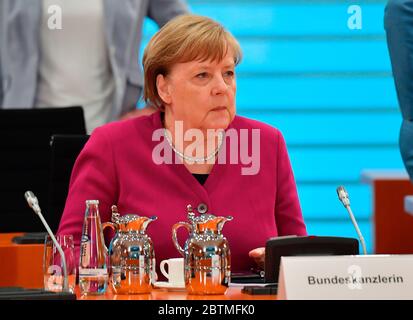 Berlin, Allemagne. 27 mai 2020. La chancelière fédérale Angela Merkel (CDU) regarde autour de nous avant le début de la réunion du cabinet. Credit: Tobias Schwarz/AFP-Pool/dpa/Alay Live News Banque D'Images