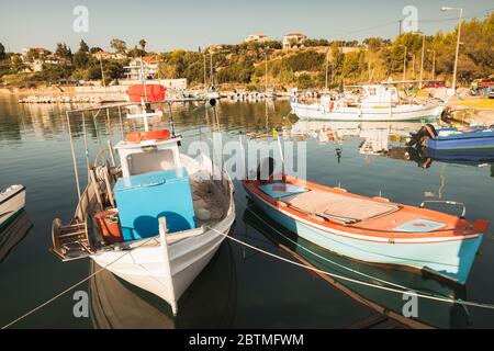 Bateaux de pêche en bois amarrés dans le port de Tsilivi. Zakynthos. Grèce. Filtre de correction des tons rétro Banque D'Images