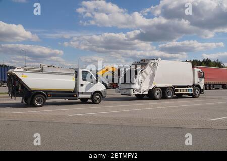 Camions à ordures au premier plan. Arrêt du chariot. Une rangée de camions pendant une escale, pauses de voyage. Banque D'Images