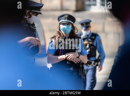 Dresde, Allemagne. 27 mai 2020. Les policiers portent des masques devant la chancellerie d'État en marge d'une manifestation avec un défilé de véhicules d'environ 50 autobus. La manifestation de l'industrie du voyage est sous la devise « assurer une mobilité écologique : sauver les compagnies d'autocars ». Crédit : Robert Michael/dpa-Zentralbild/dpa/Alay Live News Banque D'Images