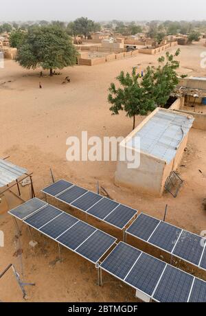 NIGER, Maradi, village Dan Bako, système solaire photovoltaïque pour le pompage de l'eau / Solaranlage zum Wasser pumpen Banque D'Images