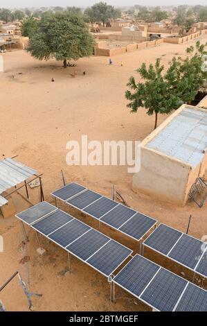 NIGER, Maradi, village Dan Bako, système solaire photovoltaïque pour le pompage de l'eau / Solaranlage zum Wasser pumpen Banque D'Images