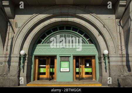 Vue horizontale de l'une des entrées voûtées du bâtiment Auditorium au 430 S. Michigan Ave, Chicago, Illinois, États-Unis Banque D'Images