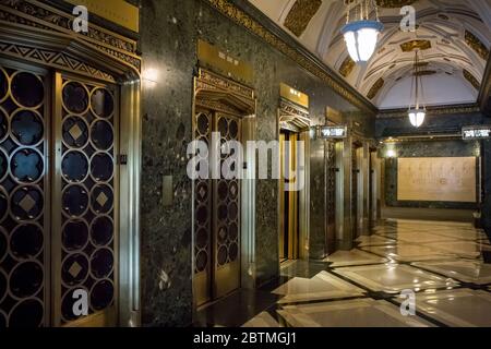 Photo horizontale des ascenseurs anciens de la tour Willoughby, 8 S. Michigan Ave, Chicago, Illinois, États-Unis Banque D'Images