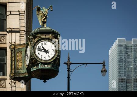 Vue horizontale rapprochée de l'édifice Jewelers (palais de justice de Gotham City) horloge d'époque par temps ensoleillé, 35 E. Upper Wacker St, Chicago, Illinois Banque D'Images