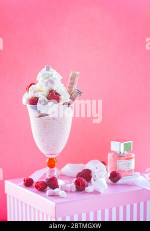 mise au point sélective, milkshake rose framboise, smoothies, baies et crème fouettée Banque D'Images