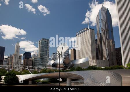 Vue horizontale du pont piétonnier Frank Gehry BP, avec la ligne d'horizon de Chicago comme arrière-plan, Illinois, États-Unis Banque D'Images