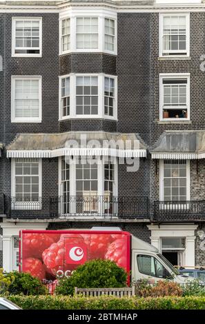 Fourgonnette de livraison Ocado devant les appartements géorgiens sur le front de mer Royal Crescent Brighton, Grande-Bretagne Banque D'Images