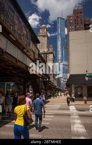 Certaines personnes se trouvant sur Wabash Ave avec le passage à niveau de Randolph St. Le train en hauteur Loop, la Trump Tower et les gratte-ciels du Jewelers Building sont derrière eux. Chicago Loop Banque D'Images