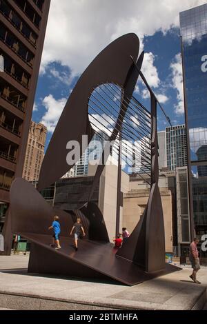 Photo verticale de deux enfants qui marchent au-dessus de la sculpture Picasso sans titre à Daley Plaza à Chicago Loop, Illinois, États-Unis Banque D'Images