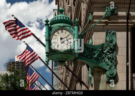 Vue de près horizontale de l'horloge vintage du magasin Macy avec trois drapeaux américains sur la gauche par temps ensoleillé, Chicago, Illinois, États-Unis Banque D'Images