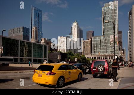 Vue colorée sur Randolph St avec quelques voitures en premier plan et Heritage au Millenium Park et Pittsfield Building en arrière-plan, Chicago Loop Banque D'Images