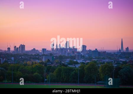 Vue vers Londres City skyline au lever du soleil à partir de la colline du Parlement, à Hampstead Heath Banque D'Images