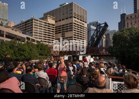 Vue horizontale sur les ponts de la rue Kinzie, sur le fleuve Chicago, depuis une croisière d'architecture pleine de voyageurs sur un après-midi ensoleillé, Chicago Banque D'Images