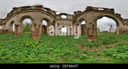Panorama hdri sans couture sphérique à 360 degrés vue angulaire à l'intérieur des structures en briques de l'église abandonnée en ruines à Novospassk avec buisson Banque D'Images