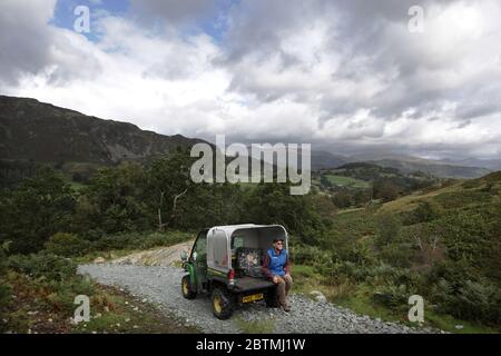 Little Langdale dans le lac Distist, Royaume-Uni. Les résidents locaux ont mis en place un groupe d'action pour limiter le nombre de 4x4 et de véhicules tout-terrain utilisant les voies vertes de la région. Ils disent qu'ils ont causé des dommages à la voie, des dommages environnementaux à la région et ont eu des effets négatifs sur la vie rurale. Richard Bownes membre d'un groupe de campagne qui veut limiter le nombre et l'accès des véhicules tout-terrain dans Little Langdale. Richard est sur la High Tilberwaite to Fell foot Lane (U5001) que le conseil local a récemment réparée après que l'utilisation intensive par les véhicules tout-terrain a endommagé la voie verte faisant l'impa Banque D'Images