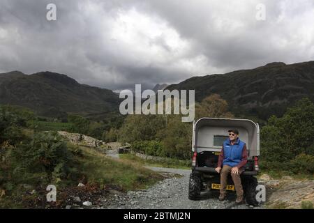 Little Langdale dans le lac Distist, Royaume-Uni. Les résidents locaux ont mis en place un groupe d'action pour limiter le nombre de 4x4 et de véhicules tout-terrain utilisant les voies vertes de la région. Ils disent qu'ils ont causé des dommages à la voie, des dommages environnementaux à la région et ont eu des effets négatifs sur la vie rurale. Richard Bownes membre d'un groupe de campagne qui veut limiter le nombre et l'accès des véhicules tout-terrain dans Little Langdale. Richard est sur la High Tilberwaite to Fell foot Lane (U5001) que le conseil local a récemment réparée après que l'utilisation intensive par les véhicules tout-terrain a endommagé la voie verte faisant l'impa Banque D'Images