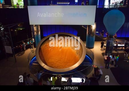 Avalanche Disk, pour expérimenter la friction, la gravité et le mouvement, salle principale du Museum of Science & Industry, Jackson Park, Chicago, Illinois, États-Unis Banque D'Images