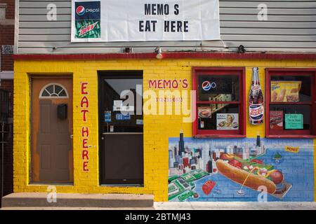 Photo horizontale de la façade colorée du restaurant de restauration rapide Memo’s Hot Dogs, quartier historique de Pilsen, quartier communautaire du Lower West Side, Chicago Banque D'Images