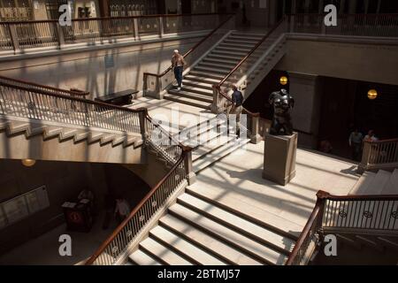 Conseil de la femme Grand Staircase du musée de l'Institut des arts de Chicago avec un homme descendant et un autre montant, Chicago, Illinois, États-Unis Banque D'Images