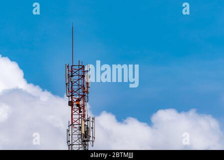 Tour de télécommunication avec ciel bleu et nuages blancs. Un travailleur a installé un équipement de 5 g sur la technologie de télécommunication tower.Communication. Télécommunii Banque D'Images