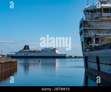 Édimbourg, Écosse, Royaume-Uni, 27 mai 2020. Météo au Royaume-Uni : l'une des traversiers P&O, Pride of Burgundy, a été mise sous le soleil dans le bassin d'entrée de Leith Dock pendant la pandémie Banque D'Images