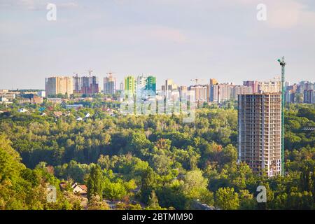 De nombreuses maisons à Kiev, le secteur privé et les immeubles de haute hauteur Banque D'Images