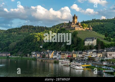 Stadtansicht mit Fluss Mosel und Reichsburg in Cochem, Rheinland-Pfalz, Deutschland | vue sur la ville avec la Moselle et le château impérial de Cochem Reichsb Banque D'Images