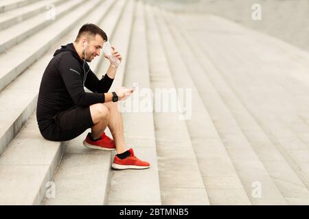 Portrait d'un jeune sportif ayant une pause de l'exercice Banque D'Images