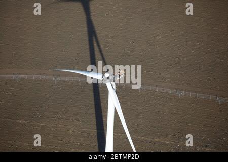 Vue aérienne d'une turbine éolienne endommagée en Angleterre, au Royaume-Uni Banque D'Images