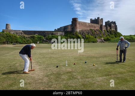 Ian Wilkinson (à droite), 82 ans, de Belford joue du croquet à Bamburgh, dans le Northumberland, car on rappelle au public de pratiquer la distanciation sociale après l'assouplissement des restrictions de verrouillage. Banque D'Images