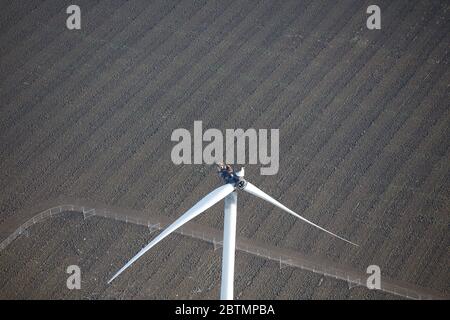 Vue aérienne d'une turbine éolienne endommagée en Angleterre, au Royaume-Uni Banque D'Images