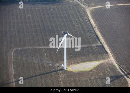 Vue aérienne d'une turbine éolienne endommagée en Angleterre, au Royaume-Uni Banque D'Images