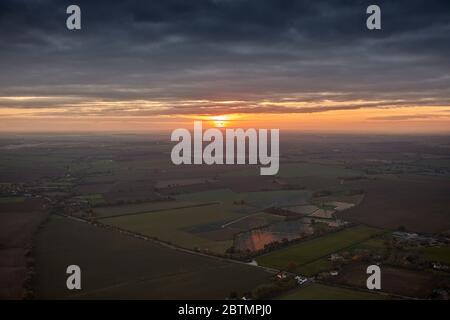 Vue aérienne d'un coucher de soleil sur la campagne anglaise Banque D'Images