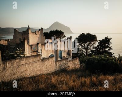 profitez du coucher de soleil sur la côte de sicile avec une belle villa italienne Banque D'Images