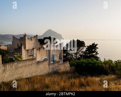 profitez du coucher de soleil sur la côte de sicile Banque D'Images