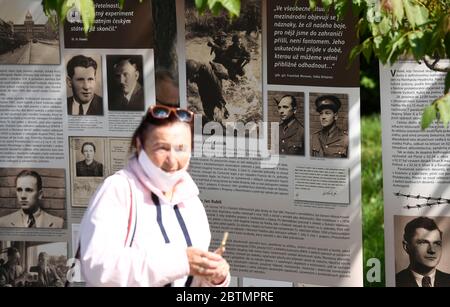 Cérémonie du 78e anniversaire de l'opération anthropoïde, dans laquelle les parachutistes tchécoslovaques ont fait une attaque fatale contre le haut fonctionnaire nazi Reinhard Heydrich, a eu lieu le mercredi 27 mai 2020 par le mémorial de l'opération anthropoïde, à l'angle des rues Zenklova et V Holesovickach, Prague 8 - Liben, République tchèque. (Photo CTK/Michal Krumphanzl) Banque D'Images