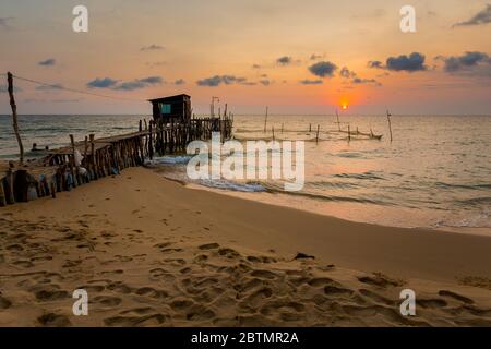 Coucher de soleil d'été paysage marin sur l'île tropicale Phu Quoc, région de Cua Lo au Vietnam. Paysage pris sur la plage d'ONG Lang. Banque D'Images