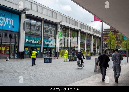 Sheffield UK – 09 2020 avril : un nettoyeur de rue, un cycliste et d'autres amateurs de shopping observent des distances sociales dans le centre-ville pendant le coronavirus Covi Banque D'Images