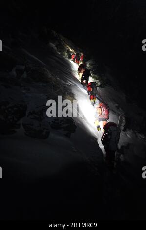 Pékin, Chine. 27 mai 2020. Des membres de l'équipe d'arpentage chinois se dirigent vers le sommet du mont Qomolangma le 27 mai 2020. Crédit: Tashi Tsering/Xinhua/Alay Live News Banque D'Images