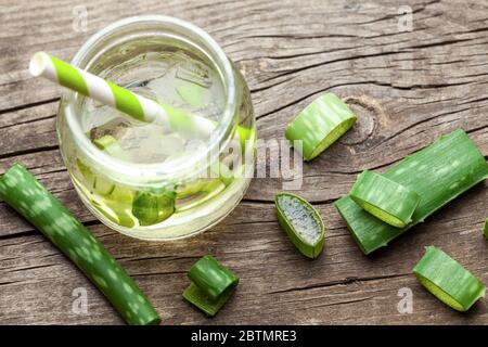 Cocktail vert aloès Vera pour un corps et un corps sains. La pulpe d'aloès se coupe dans un pot en verre et laisse sur une table en bois. Banque D'Images