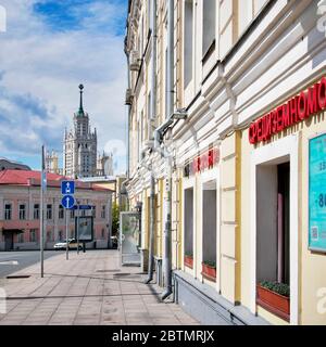 Moscou, Russie - 25 mai 2020, rue Yauzskaya. Vue sur le gratte-ciel stalinien sur le remblai de Kotelnicheskaya Banque D'Images