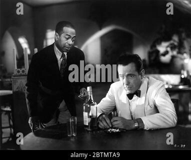 DOOLEY WILSON comme Sam et HUMPHREY BOGART comme Rick Blaine à CASABLANCA 1942 réalisateur MICHAEL CURTIZ musique Max Steiner Warner Bros. Banque D'Images