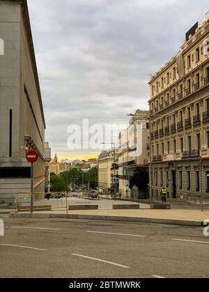 Madrid, Espagne - 19 2020 mai : la vie de rue de Madrid, avec des personnes et des bâtiments après le confinement total à Madrid en raison du coronavirus (COVID-19) infecti Banque D'Images