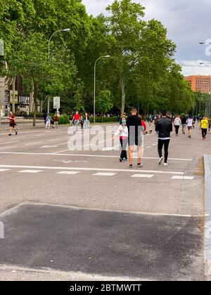 Madrid, Espagne - 19 2020 mai : la vie de rue de Madrid, avec des personnes et des bâtiments après le confinement total à Madrid en raison du coronavirus (COVID-19) infecti Banque D'Images