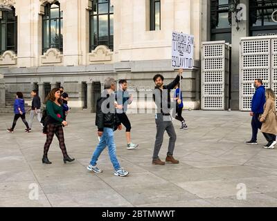 Madrid, Espagne - 19 2020 mai : la vie de rue de Madrid, avec des personnes et des bâtiments après le confinement total à Madrid en raison du coronavirus (COVID-19) infecti Banque D'Images