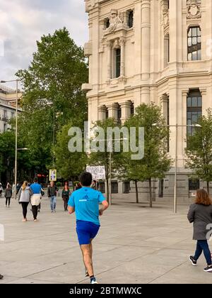 Madrid, Espagne - 19 2020 mai : la vie de rue de Madrid, avec des personnes et des bâtiments après le confinement total à Madrid en raison du coronavirus (COVID-19) infecti Banque D'Images