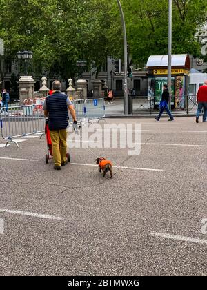 Madrid, Espagne - 19 2020 mai : la vie de rue de Madrid, avec des personnes et des bâtiments après le confinement total à Madrid en raison du coronavirus (COVID-19) infecti Banque D'Images