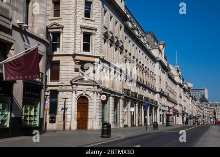 Regent Street à Londres, vide de circulation et de personnes. La rue est désertée en raison des règlements de confinement mis en place pendant l'épidémie de coronavirus Banque D'Images