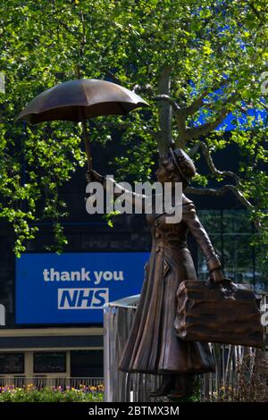 Leicester Square vide de circulation et de personnes. La région est déserte en raison des règlements de confinement mis en place pendant l'épidémie de coronavirus au Royaume-Uni. Banque D'Images